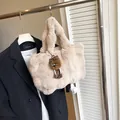 Borsa tote beige in finta pelliccia di coniglio con un simpatico ciondolo a orsetto - Kaki