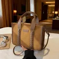 Borsa tote in camoscio marrone con cinturini in pelle intrecciata e tracolla - Taglia unica / Cachi