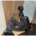 Sac hobo rétro en denim gris foncé délavé avec sangles à boucle et plaque en métal - Taille unique / Noir