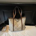 Bolso tote acolchado beige con correas marrones y diseño de costura de rombos - Talla única / Blanco Roto