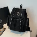 Sac à dos gothique noir avec rivets, pendentif croix argentée et chaînes en métal - Noir
