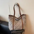 Bolso tote acolchado gris con asas de cuero marrón y diseño de gran capacidad elegante - Talla única / Gris