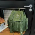 Sac à dos vintage en daim vert foncé avec clous argentés et breloque en forme de croix - Vert