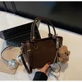 Σκούρα καφέ ματ δερμάτινη τσάντα tote με αρκουδάκι και ρυθμιζόμενο λουράκι ώμου - Με Κρεμαστό / Μαύρο