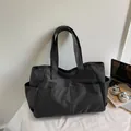 Grande borsa tote in tela a quadretti neri con tasche laterali multiple per il pendolarismo - Taglia unica / Nero