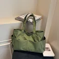 Borsa tote in tela di nylon a quadretti verdi con grande capacità e design multitasche - Taglia unica / Verde