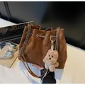 Gesteppte braune Wildleder-Beuteltasche mit Silberkette und Plüsch-Hundeanhänger - Braun
