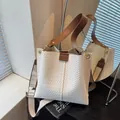 Sac seau tressé blanc avec poignées en cuir marron et large bandoulière en tissu - Beige Blanc à Carreaux