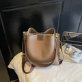 Sac seau minimaliste kaki en cuir de grande capacité avec bandoulière large - Plaid kaki