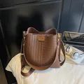 Sac seau tressé marron avec large bandoulière et texture cuir pour le quotidien - Carreaux marron