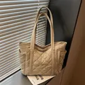 Minimalistische beige gewatteerde shopper met ruitpatroon en lange schouderbanden - Khaki / Eén maat