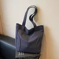 Borsa tote in tela blu navy di grande capacità con ricamo Midolai e tasca anteriore - Blu