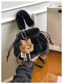 Schicke schwarze Kunstpelz-Beuteltasche mit originellem Plüsch-Anhänger und Schultergurt - Mit Anhänger / Schwarz