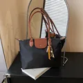 Bolso tote plegable de nailon negro con asas de cuero marrón y cuentas decorativas - Con Colgante / Negro