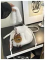 Schicke weiße Kunstpelz Beuteltasche mit Plüsch-Anhänger und Lederriemen - Mit Anhänger / Gebrochenes Weiß