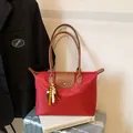 Bolso tote de nailon rojo con asas de cuero y adorno de cuentas de colores - Con Colgante / Rojo