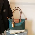 Bolso tote de nailon verde oscuro con asas de cuero marrón y colgante de cuentas de colores - Con Colgante / Verde