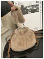 Schicke hellbeige Plüsch-Beuteltasche mit Lederriemen und silbernen Metallteilen - Mit Anhänger / Khaki