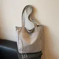 Borsa tote grigia minimalista in tela con logo ricamato e doppi manici per l'uso quotidiano - Grigio