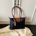 Bolso tote de nailon azul oscuro con asas de cuero marrón y borla de cuentas de madera - Con Colgante / Azul