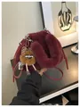 Burgunderfarbene Kunstpelz-Schultertasche mit Teddybär-Anhänger und weicher Textur - Mit Anhänger / Rot
