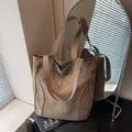 Borsa tote in tela kaki minimalista con logo Midola ricamato e tracolle lunghe chic - Marrone