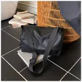 Grande borsa a cilindro in nylon Oxford nero con tracolla regolabile e finitura lucida - Piccolo / Nero