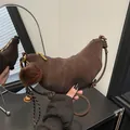 Bolso croissant de ante marrón con costuras segmentadas y colgante de pelo suave - Con Colgante / ébano