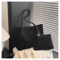 Set borsa tote nera minimalista con finitura opaca e pochette con cerniera coordinata - Con Ciondolo / Nero