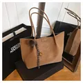 Borsa tote marrone effetto scamosciato con ciondolo di peluche e manici lunghi sottili - Con Ciondolo / Marrone