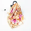 90 cm Satin-Vierecktuch mit goldenem Barockmuster und rosa Pfingstrosen auf einer Tasche - Gebrochenes Weiß