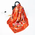 90cm Seidengefühl-Vierecktuch mit orangefarbenem Blumenmuster und Barock-Ornamenten - Orange