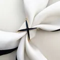 Eleganter goldener und schwarzer Kreuzstern-Seidenschal-Clip auf weißem Schal - Schwarz Mit Buchstabe X / Gold