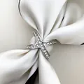 Eleganter X-förmiger Schalclip in Silber mit funkelnden Kristallen auf Seidenschal - Strass X Stil / Silber