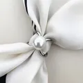 Eleganter Dreiring-V-Schal-Clip mit großer weißer Perle auf silbernem Metall - V Perle Stil / Silber Mit Perle