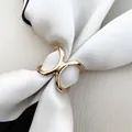 Eleganter goldener geometrischer Seidenschal-Verschluss mit minimalistischem Metall-Finish - V Stil / Gold