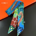 Makro-Detail des Seidenschals mit Giraffenmuster und lebhaftem blauem Blumendesign - 88x5cm