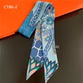 Detail eines blauen Twilly-Seidenschals mit Giraffenmuster auf orangefarbenem Grund - 88x5cm / Himmelblau Giraffe (C186-2)