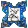 Klassisches 90cm Seidentuch mit königlicher Pferdekutsche, dunkelblauem Rand und Seidenglanz - Blau