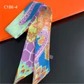 Detailaufnahme eines seidigen Twilly-Schals mit Giraffen- und Blumenmustern - 88x5cm