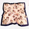 Seidenschal in Champagner mit lila Blumenmuster und elegantem Faltenwurf-Effekt - Marineblau