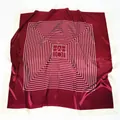 Carré de soie bordeaux de 90 cm avec motif à rayures blanches et logo central lettre - Rouge