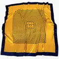 Carré de soie jaune doré avec bordure rayée bleu marine et motif géométrique OM - Jaune