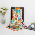 Carré de soie aux motifs de dessins animés avec bordure orange sur cadre en bois - Blanc Cassé
