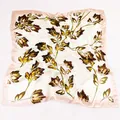 90cm Seidenschal mit Zweig-Ahornblatt-Print auf beige Stoff und rosa Rändern - Rosa