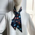 Marineblauer Twilly-Seidenschal mit Blumenmuster und Paris-Motiven an weißer Bluse - T396-3 / Marineblau
