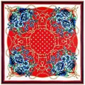 Rode zijden vierkante sjaal met gouden kettingen en blauwe bloemmotieven in platte weergave - Standaard / Rood