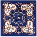 Vue détaillée d'un foulard en soie avec motif équestre de ceintures et chaînes bleu marine - 90cm*90cm / Bleu marine