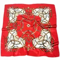 Carré de soie rouge avec motifs de chaînes dorées et boucles de ceinture, vue à plat - 90cm*90cm / Rouge