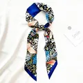 Zijden sjaal met bloemen- en vogelprint en spitse uiteinden als decoratieve strik - Donkerblauwe Vogel en Bloemen Stijl (T414-1)